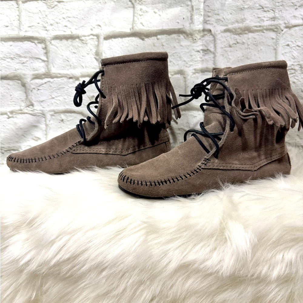 Minnetonka - Lace-Up Flat Ankle Boots with Fringe in Gray Suede - Women Size 8